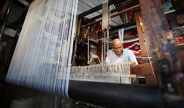 86 yaşındaki Yaşar usta, kilim tezgahından vazgeçmiyor