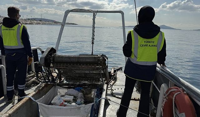 İstanbul'da deniz yüzeyi temizleme çalışması gerçekleştirildi