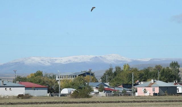 Kars'ın yüksek kesimlerinde kar etkili oldu