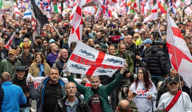 Londra'da aşırı sağcılar ile ırkçılık karşıtları karşılıklı eylem düzenledi