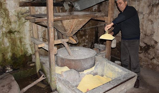 Dede mirası değirmende eşiyle geleneksel yöntemlerle un öğütüyor