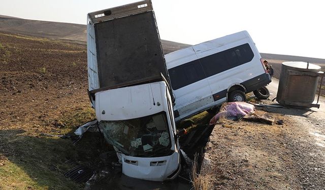 Diyarbakır'da 3 aracın karıştığı kazada, 15'i öğretmen 17 kişi yaralandı