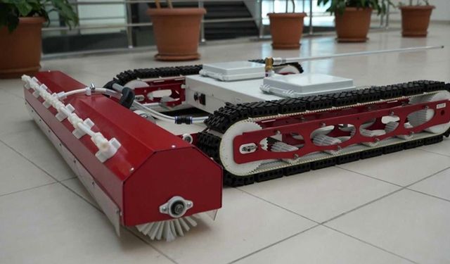 Karabük Üniversitesi'nde yerli güneş paneli temizleme robotu geliştirildi