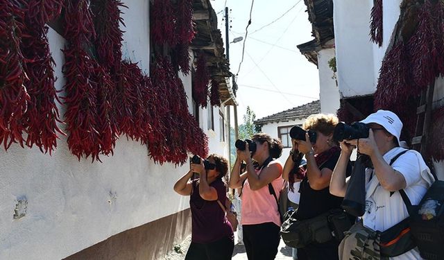 Bilecik'in tescilli biberinin kurutulduğu köy fotoğrafçıları ağırlıyor