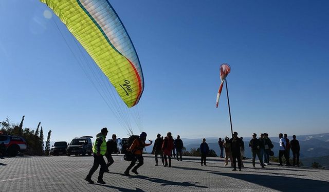 Bilecik'te 101 paraşütçü "Cumhuriyet'in 101'inci yıl dönümü" için uçtu