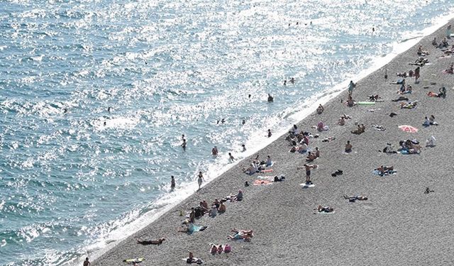 Antalya'da sıcak hava nedeniyle sahillerdeki yoğunluk sürüyor