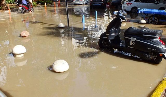 Balıkesir'de sağanak hayatı felç etti