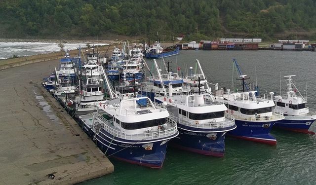 Sinop'ta olumsuz hava koşulları nedeniyle balıkçı tekneleri limana sığındı