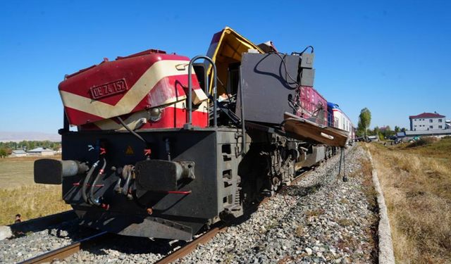 Muş’ta yolcu treni beton pompasına çarptı; 1 ölü, 2 yaralı