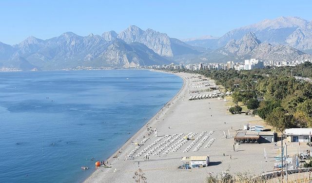 Antalya'da güneşli havayı fırsat bilenler denize girdi