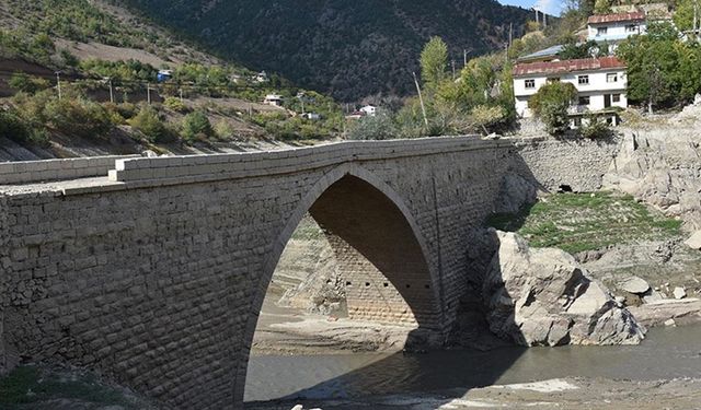 Torul Baraj Gölü'nde sular çekilince tarihi köprü ortaya çıktı