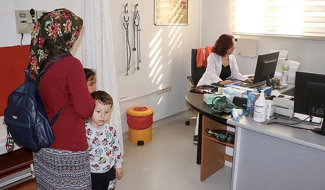 Anne babasının çalıştığı hastaneye doktor olarak atandı