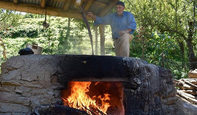 Asırlardır geleneksel yöntemlerle üzüm pekmezi yapıyorlar