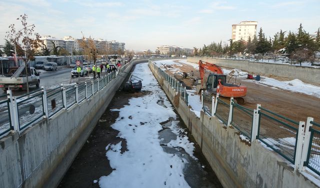 Malatya'da araç sulama kanalına düştü!