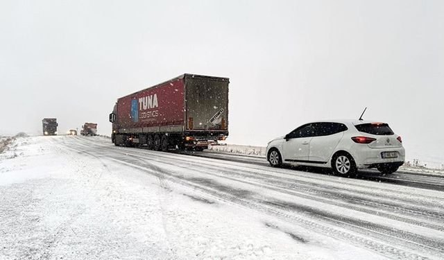 Ardahan'da kar ve buzlanma nedeniyle araçlar yolda kaldı