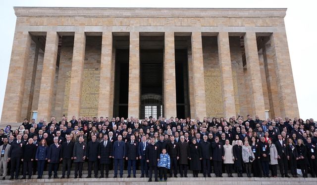 Milli Eğitim Bakanı Tekin, tüm illerden gelen öğretmenlerle Anıtkabir'i ziyaret etti