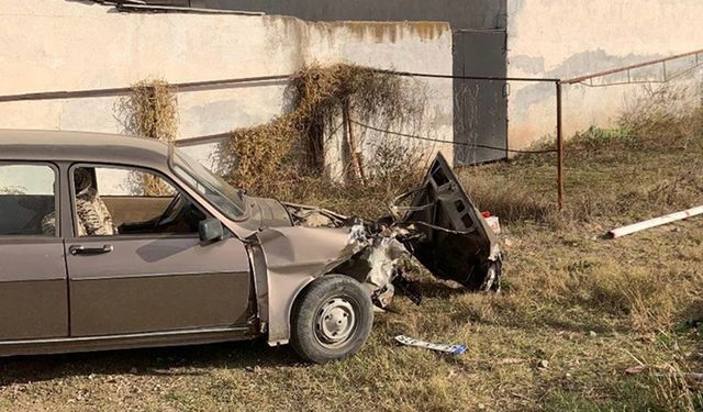 Manisa'da hemzemin geçitte trenin çarptığı otomobilin sürücüsü yaralandı