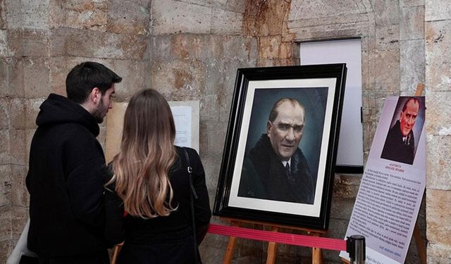 Anıtkabir'de sergilenen tarihi Atatürk portresinin orijinali merak uyandırıyor