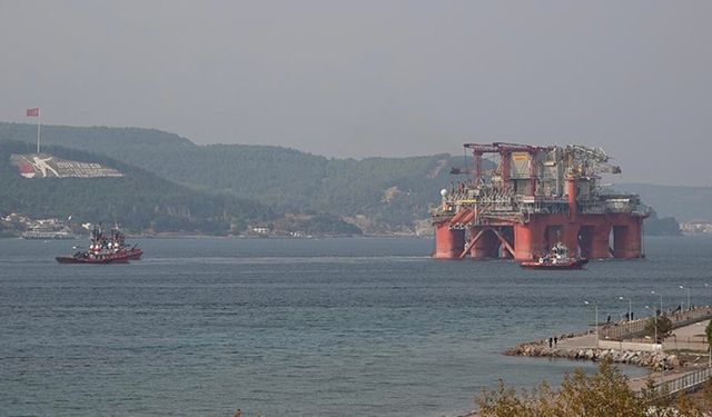 Çanakkale Boğazı dev petrol platformunun geçişi için tek yönlü gemi trafiğine kapatıldı