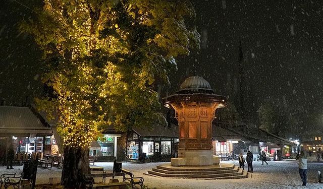 Bosna Hersek'in başkenti Saraybosna'da kar etkili oldu