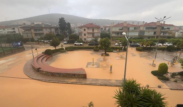 İzmir Çeşme'de etkili olan sağanak hayatı olumsuz etkiliyor