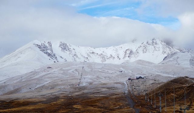 Erciyes Kayak Merkezi'ne kar yağdı