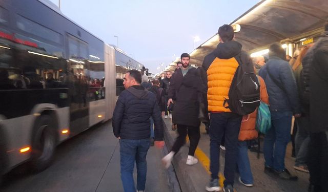 Metrobüs'te 'Survivor' mücadelesi