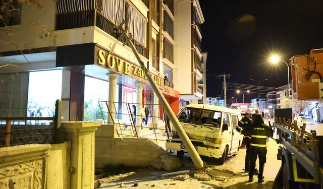 Minibüsün çarptığı elektrik direği balkona düştü