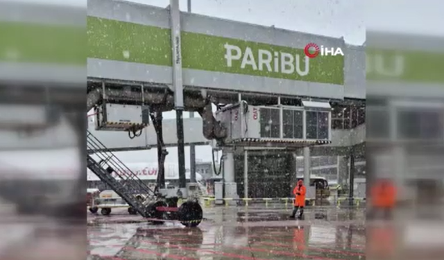 Sabiha Gökçen Havalimanı'nda kar yağışı!