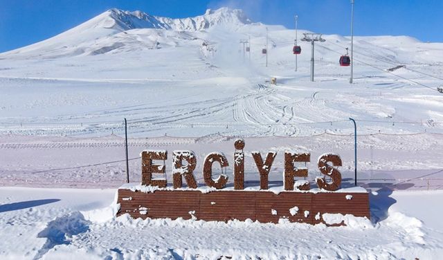 Kar yağışıyla Erciyes beyaza büründü