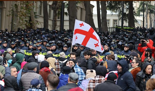 Gürcistan'da yeni parlamento muhalefetin protestosuna rağmen ilk oturumuna başladı