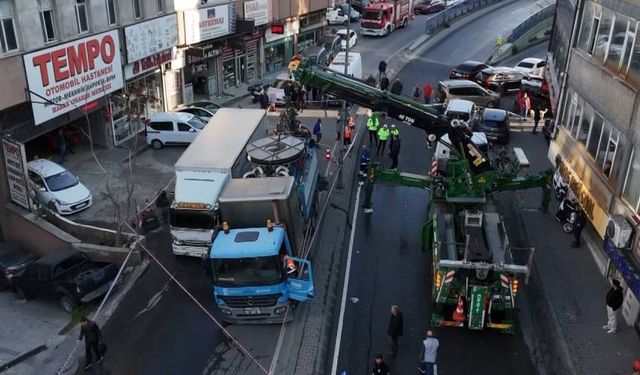 Güngören'de büyük talihsizlik: Şikayete gittiler, çukura düştüler