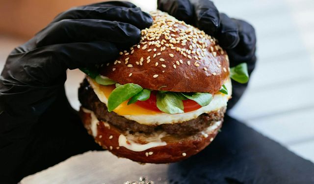 Bakanlık açıkladı: Hamburger yerine at ve eşek eti yedirmişler