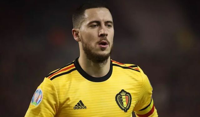 Hazard hem tüttürüyor hem hamburger yiyor!