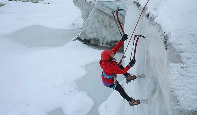 Hakkari'de dağcılar, beyaza bürünen Cilo Dağı'ndaki buzullara tırmandı