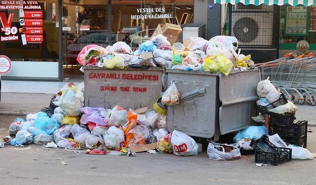 İzmir Bayraklı'da işçilerin grevi nedeniyle sokaklarda çöp yığınları oluştu