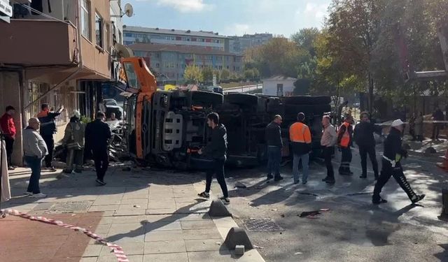 İstanbul'da feci kaza! Bayrampaşa'da 5 kişinin yaralandığı kaza anı kamerada