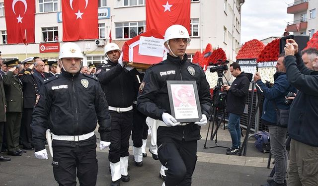 İstanbul'da trafik kazasına müdahale ederken şehit olan polis toprağa verildi