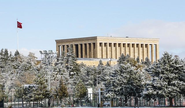 Başkentin simge yerleri, mevsimin ilk karıyla beyaza büründü