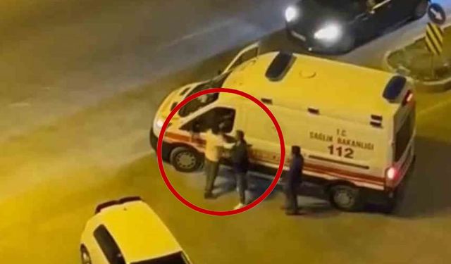 "Beni tanıyor musun?" Diyerek ambulans camını yumrukladı: O anlar kamerada