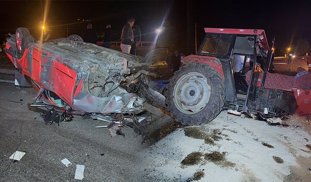 Tokat'ta Korkunç Kaza! Otomobil ve traktör çarpıştı, 5 kişi yaralandı