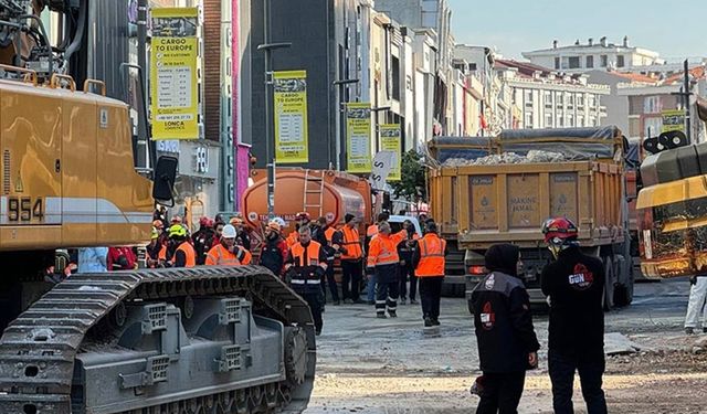 Güngören'de çöken binanın enkazında kalan işçiyi kurtarma çalışmaları sürüyor