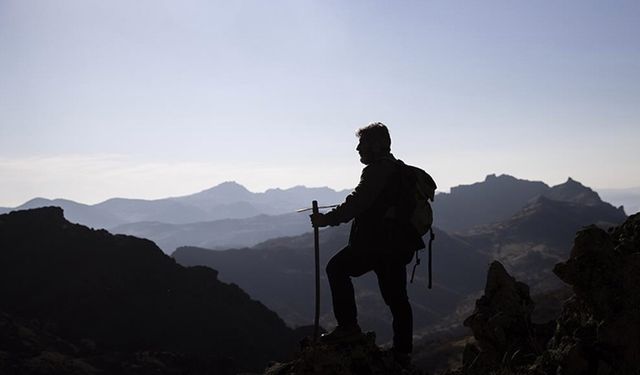 Doğa tutkunu yazar, Tunceli'nin kıraç topraklarını meşe palamuduyla buluşturuyor