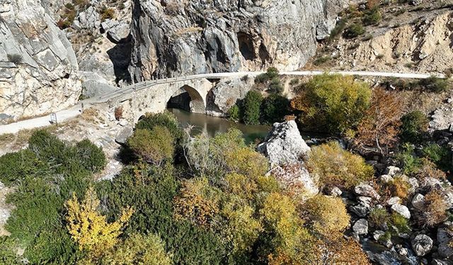 Nemrut Dağı eteklerinde sonbahar renkleri hakim oldu