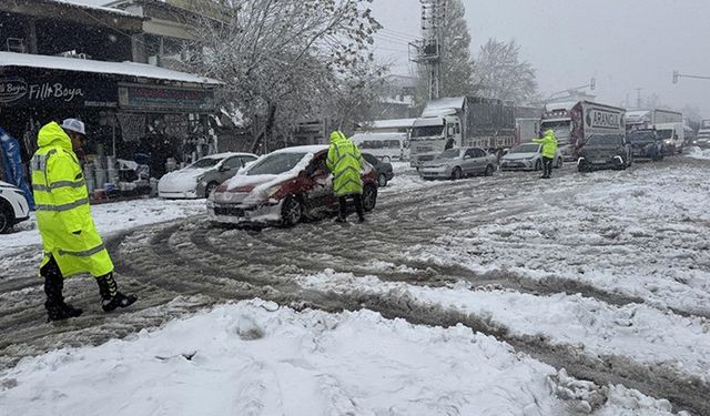 Kahramanmaraş-Kayseri kara yolu kar ve tipi nedeniyle ulaşıma kapandı