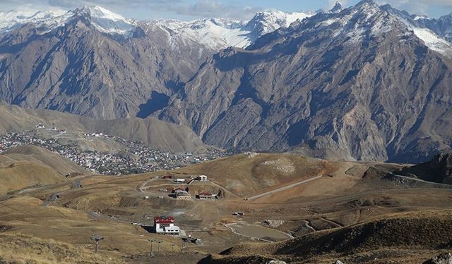 Hakkari'deki Merga Bütan Kayak Merkezi'nde gece de kayak yapılabilecek