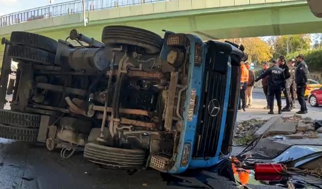 Bakırköy'de üst geçide çarpan vinç devrildi