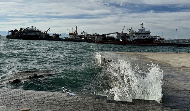 Karadeniz'de fırtına uyarısı sonrası balıkçılar Sinop Limanı'na sığındı