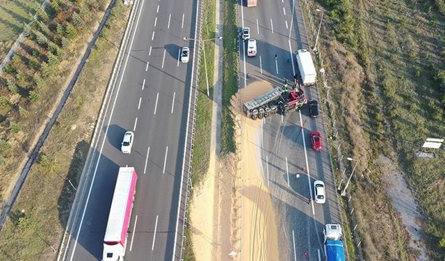 Anadolu Otoyolu Bolu kesiminde devrilen tır trafiği aksattı