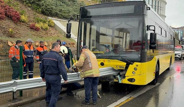 Kadıköy'de İETT otobüsü bariyere saplandı